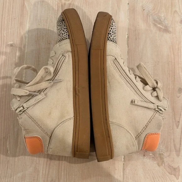 Universal Thread Cream and Orange Sneakers - Picture 3 of 8